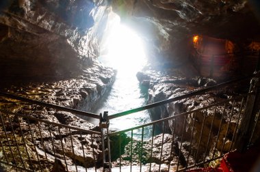 Rosh Hanikra Milli Parkı uçuruma şaşırtıcı doğal yuvarlak mağarada Akdeniz suları doğanın gücünü tarafından yapılan dağ için ana giriş gibi görünüyor