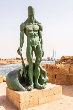 Caesarea, İsrail - 22 Mayıs 2012: Kuzey İsrail eski Caesarea resmeden bir savaşçı bronz heykel sanatı