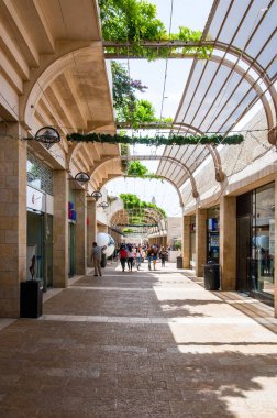 Jerusalem, İsrail - 25 Mayıs 2012: Yerli halk ve turistler tarafından ünlü Mamilla dükkanlar ve barlar sokak dolu kısmen çatı pergola arch büyüyen bitkiler ve çiçekler üstünde o ile kaplı yürüyüş