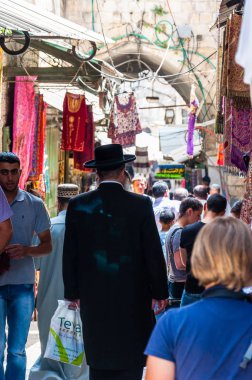 Jerusalem, İsrail - 25 Mayıs 2012: Yahudi Ortodoks, yerli halk ve turistler antik şehir Pazar, Kudüs'ün eski mağazaların tam turistik ürünlerin her türlü yürüyüş