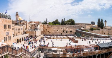Jerusalem, İsrail - 25 Mayıs 2012: birçok kişi Western Wall veya ağlama duvarı görmeye geliyor bu Yahudi halkı için dünyanın en dini sitesi var. Kudüs'ün eski şehirde bulunan.