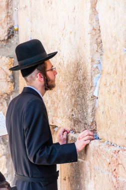 Jerusalem, İsrail - 25 Mayıs 2012: Genç Ortodoks ayakta ve Kudüs İsrail'in batı duvarının yakınında dua