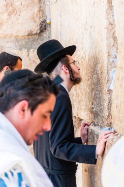 Jerusalem, İsrail - 25 Mayıs 2012: Genç Ortodoks ayakta ve Kudüs İsrail'in batı duvarının yakınında dua