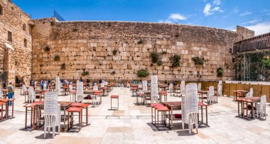 Jerusalem, İsrail - 25 Mayıs 2012: Panoramik Western Wall satırları masa ve sandalyeler ile ziyaretçiler ve dünyanın her yerinden gelen hacılar için. Kudüs'te Yahudi tapınağı son kalıntıları.