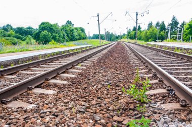 Raylar ve iki yolu demiryolu Litvanya uyuyanlar görüntüleyin