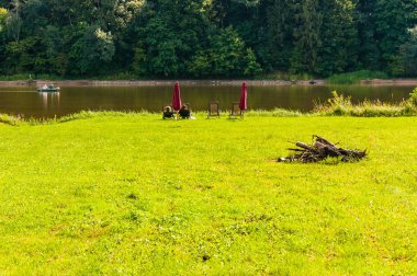 Vilnius, Litvanya - 02 Eylül 2012: doğal Sahil Milli Parkı yoğun ormanlarla çevrili Nemun nehrin Nemun teknede yüzen insanlar sahilde, dinlenme