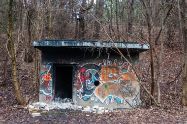Vilnius, Litvanya - 28 Nisan 2013: Girişi sırasında Vilnius merkezi yakınlarındaki bir tepe İkinci Dünya Savaşı ortasına inşa terk edilmiş beton sığınak. Duvarlar boyalı ve grafiti ile dekore edilmiş