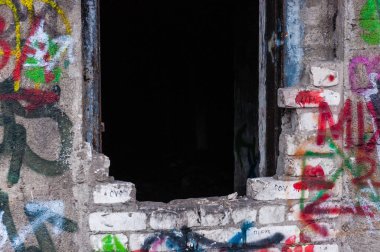 Vilnius, Litvanya - 28 Nisan 2013: Girişi sırasında Vilnius merkezi yakınlarındaki bir tepe İkinci Dünya Savaşı ortasına inşa terk edilmiş beton sığınak. Duvarlar boyalı ve grafiti ile dekore edilmiş