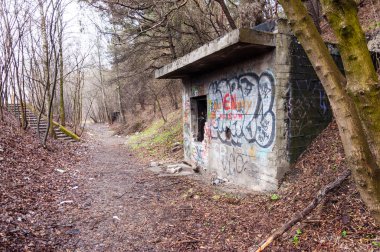 Vilnius, Litvanya - 28 Nisan 2013: Girişi sırasında Vilnius merkezi yakınlarındaki bir tepe İkinci Dünya Savaşı ortasına inşa terk edilmiş beton sığınak. Duvarlar boyalı ve grafiti ile dekore edilmiş
