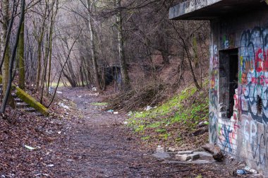 Vilnius, Litvanya - 28 Nisan 2013: Girişi sırasında Vilnius merkezi yakınlarındaki bir tepe İkinci Dünya Savaşı ortasına inşa terk edilmiş beton sığınak. Duvarlar boyalı ve grafiti ile dekore edilmiş