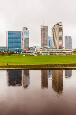 Vilnius, Litvanya - 28 Nisan 2013: Vilnius şehir mimarisi, işletme bölge cityscape görünümü, modern gökdelenler, otel ve alışveriş merkezleri