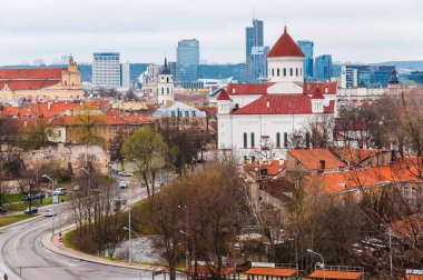 Vilnius, Litvanya - 28 Nisan 2013: Cityscape görünümü üzerinde Rus Ortodoks Katedrali Dormition Theotokos ve diğer parçaları eski ve yeni şehir Vilnius, Litvanya