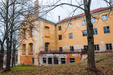 Vilnius, Litvanya - 28 Nisan 2013: Büyük terk edilmiş binada yükseliş karmaşık eski şehir Vilnius Subaciaus sokakta terk edilmiş Katolik Kilisesi bir parçası olarak