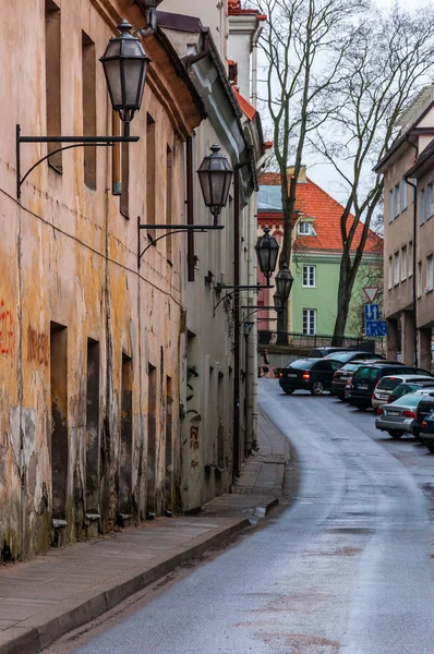 Vilna Lituania Abril 2013 Vista Calle Latako Con Coches Aparcados — Foto de Stock