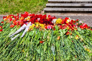 Canlı çiçekler sonsuz alev anıt onuruna iki dünya savaşında zafer günü Mayıs dokuzuncu üzerinde askeri mezarlığı üzerinde yakınındaki her yıl Vilnius, döşeme Grup