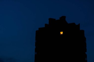 En yüksek yerde nerede ışıkları içinde tek oda eski konut bina üzerinde gece görünümü