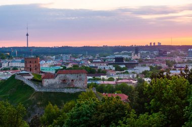 Vilnius, Litvanya - 15 Mayıs 2013: Cityscape manzarası görünümü ünlü Gediminas kale karmaşık ve gün batımında üç haçlar Hill panoramik açısından arka plan üzerinde tv Kulesi