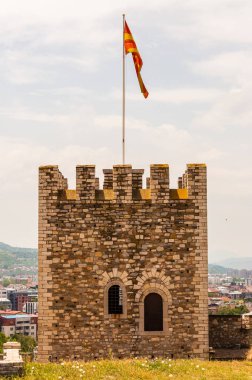 Skopje, Makedonya - 10 Haziran 2013: Antik Duvar taş kule eski kale bir parçası olarak çatıda Makedon bayrak ile