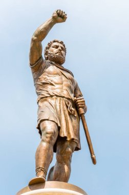Skopje, Makedonya - 10 Haziran 2013: Bir dev 29 metre boyunda bronz heykeli eski savaşçı kral, Makedonya, Üsküp kalbinde büyük ayakta İskender'in babası Philip ikinci