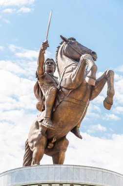 Skopje, Makedonya - 10 Haziran 2013: Dev bir bronz heykel eski savaşçı kral kılıçla ata o ayakta kadar arka ayakları üzerinde. Makedonya Meydanı'nda Büyük İskender Heykeli