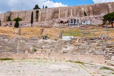 Atina, Yunanistan - 12 Haziran 2013: Antik kalıntıları amfitiyatro altında ana kutsal tepe Akropolis Atina, Yunanistan