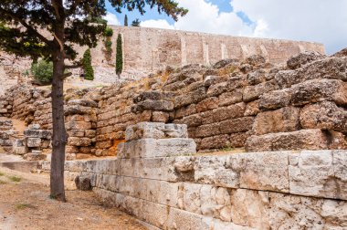 Atina, Yunanistan - 12 Haziran 2013: Eski harap duvarları altında ana kutsal tepe, Akropolis Atina, Yunanistan