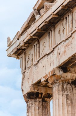 Atina, Yunanistan - 12 Haziran 2013: Mermer mezartaşı--dan tepe Atina, Yunanistan ünlü Parthenon Tapınağı Dorik cephesinde yapışkanlık dışarı atlar