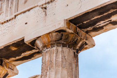 Mermer taş antik dalgalı, oluklu, yivli sütun parçaları kalıntıları