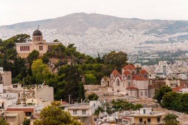 Athens, Yunanistan - 12 Haziran 2013: Yunanistan Atina başkenti tepe, kilise Agia Marina ve diğer ünlü turistik ve şehir yerlerde panoramik cityscape görünümü