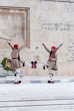 Atina, Yunanistan - 12 Haziran 2013: Evzones veya Evzonoi, Cumhurbaşkanlığı Muhafız meçhul asker ve Atina, Yunanistan Cumhurbaşkanlığı Köşkü Türbesi korur bir tören Piyade Birliği olduğunu