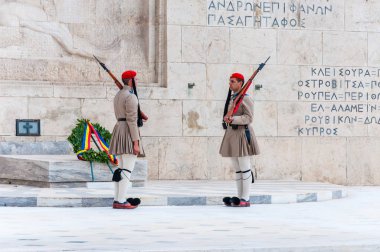Atina, Yunanistan - 12 Haziran 2013: Evzones veya Evzonoi, Cumhurbaşkanlığı Muhafız meçhul asker ve Atina, Yunanistan Cumhurbaşkanlığı Köşkü Türbesi korur bir tören Piyade Birliği olduğunu