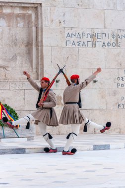 Atina, Yunanistan - 12 Haziran 2013: Evzones veya Evzonoi, Cumhurbaşkanlığı Muhafız meçhul asker ve Atina, Yunanistan Cumhurbaşkanlığı Köşkü Türbesi korur bir tören Piyade Birliği olduğunu