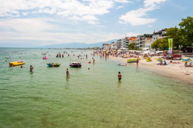 Paralia, Yunanistan - 13 Haziran 2013: Paralia resort oteller, Suitler, plajlar, turistler ve çeşitli ilgi çekici yerlere dolu Ege Denizi kıyısında şehir