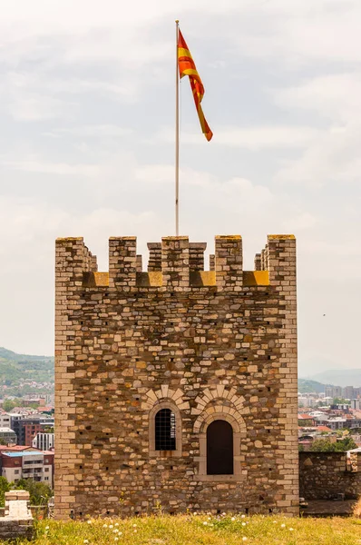 Skopje, Makedonya - 10 Haziran 2013: Antik Duvar taş kule eski kale bir parçası olarak çatıda Makedon bayrak ile