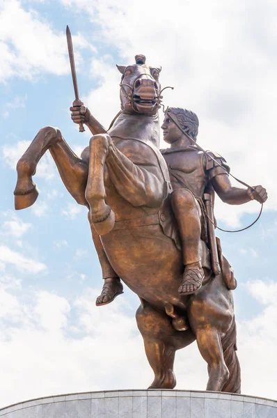 Skopje Macedonia June 2013 Giant Bronze Statue Ancient Warrior King — Stock Photo, Image