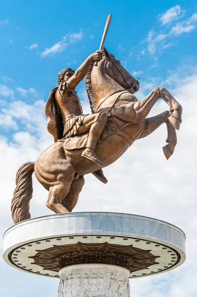 Skopje Macedonia Junio 2013 Una Estatua Gigante Bronce Del Antiguo —  Fotos de Stock