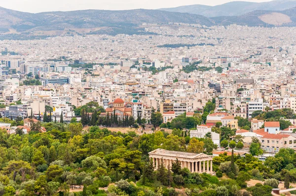 Atina, Yunanistan - 12 Haziran 2013: Yüksek cityscape görünümünden tepe ünlü Antik Agora Atina ile ön plan üzerinde