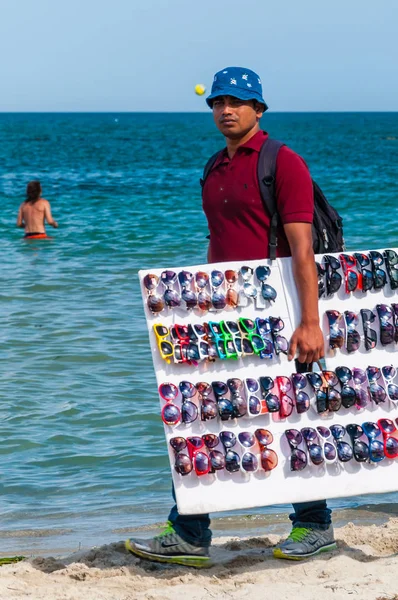 Paralia Grécia Junho 2013 Homem Segurando Mostrando Oferta Vendendo Vários — Fotografia de Stock