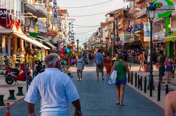 Paralia, Yunanistan - 15 Haziran 2013: Paralia ilk satır sokak deniz sahil turistler, insanlar, Hatıra Eşyası ve çeşitli ihtiyaçlarını mağazalar, restoranlar ve oteller yürümekten tam