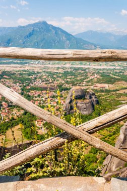 Ahşap günlükleri çit parmaklıklar aracılığıyla panoramik manzaralı Meteora kaya oluşumları peyzaj ve vadi üzerinde yer alan nerede Kalabaka kasaba