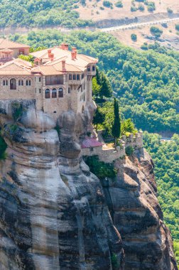 Meteora, Yunanistan - 16 Haziran 2013: Varlaam Kutsal Manastırı Meteora kaya oluşumu Yunanistan'da bulunan ikinci büyük manastır olan. Hosios Varlaam tarafından orta 14. yüzyılda kurulduğu