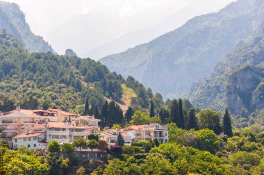 Meteora, Yunanistan - 16 Haziran 2013: Popüler turistik panoramik üzerinde bakış açısı rahat oteller, Suitler, doğal cityscape sayısı ve orman çevre ile Litochoro kasabasından aşağıdan Olimpos Dağı