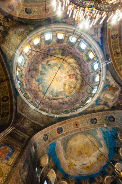 Sofia, Bulgaristan - 17 Haziran 2013: Alexander Nevsky Cathedral dünyanın en büyük Ortodoks katedraller biridir. Katedraller altın kaplama kubbe 50.52 m ulaşan çan kulesi ile.