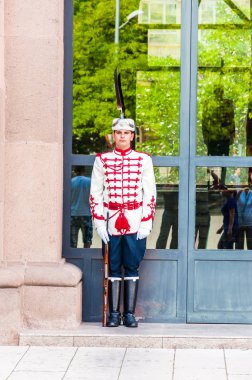 Sofia, Bulgaristan - 17 Haziran 2013: ayakta girişine yakın koru. Ulusal Muhafız birimi tamamen tören, Bulgaristan Cumhurbaşkanı, hükümet ve Parlamento üyeleri güvenlik