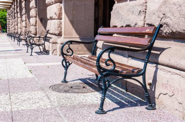 Eğri dövme metal ve ahşap duran üst üste taş cephe yakınındaki açık sokak tezgahları yaptı