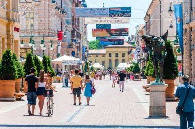 Szeged, Macaristan - 18 Haziran 2013: Karasz ana, en ünlü, çekici yaya sokakta Szeged sokaktır. Birçok bankalar, restoranlar, barlar, mağazalar ve yürüyüş ve dinlenme pozitif insanlar, turist