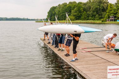 Trakai, Litvanya - 26 Temmuz 2013: sekiz kişi bir kürek teknesi rekabet kürek Sporda kullanılan bir sekiz tutarak. Bu yaz turistik cazibe Trakai, Litvanya'da popülerdir
