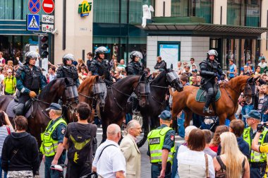 Vilnius, Litvanya - 27 Temmuz 2013: silahlı atlı polis kuvvetleri geçit Gedimino sokak başında ayakta. Lezbiyen, Eşcinsel, biseksüel, transseksüel, Lgbti kültür gurur kutlama olay