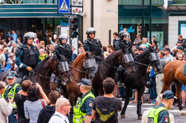Vilnius, Litvanya - 27 Temmuz 2013: silahlı atlı polis kuvvetleri geçit Gedimino sokak başında ayakta. Lezbiyen, Eşcinsel, biseksüel, transseksüel, Lgbti kültür gurur kutlama olay