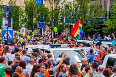 Vilnius, Litvanya - 27 Temmuz 2013: Gurur geçit töreninde eylem. İzleyici ve göstericiler gökkuşağı bayrakları ile kalabalık. Lezbiyen, Eşcinsel, biseksüel, transseksüel, Lgbti kültür gurur kutlama olay